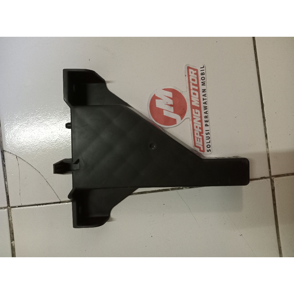 Bracket headlamp kanan 8301D240