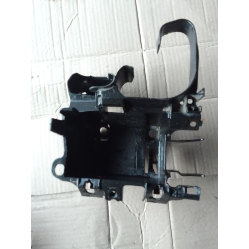 Cover Tempat Aki Accu Yamaha Xeon Karbu Xeon RC Xeon GT 1LB Barang Cabutan Original