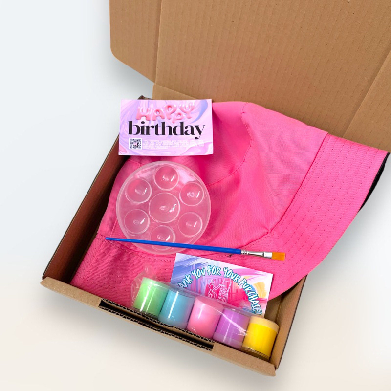 

HAMPERS BUCKETHAT PINK PAINTING KIT PREMIUM MELUKIS BUCKETHAT PINK MEWARNAI HAMPERS KADO ULANG TAHUN ULTAH ANAK DIY KREATIFITAS ANAK KREASI ANAK HADIAH GRADUATION ANNIVERSARI PERNIKAHAN
