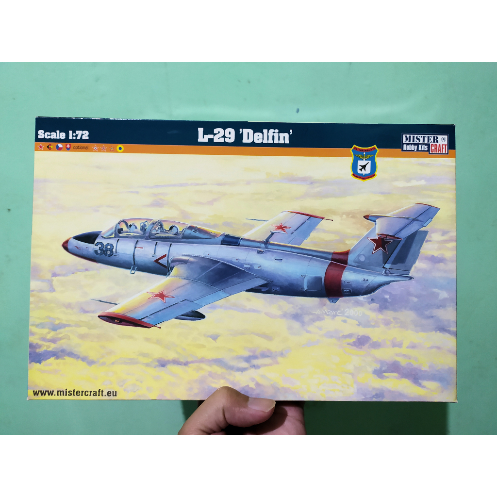 Model Kit Pesawat Jet Latih Aero L-29 Delfin Skala 72 Rusia TNI AU AURI