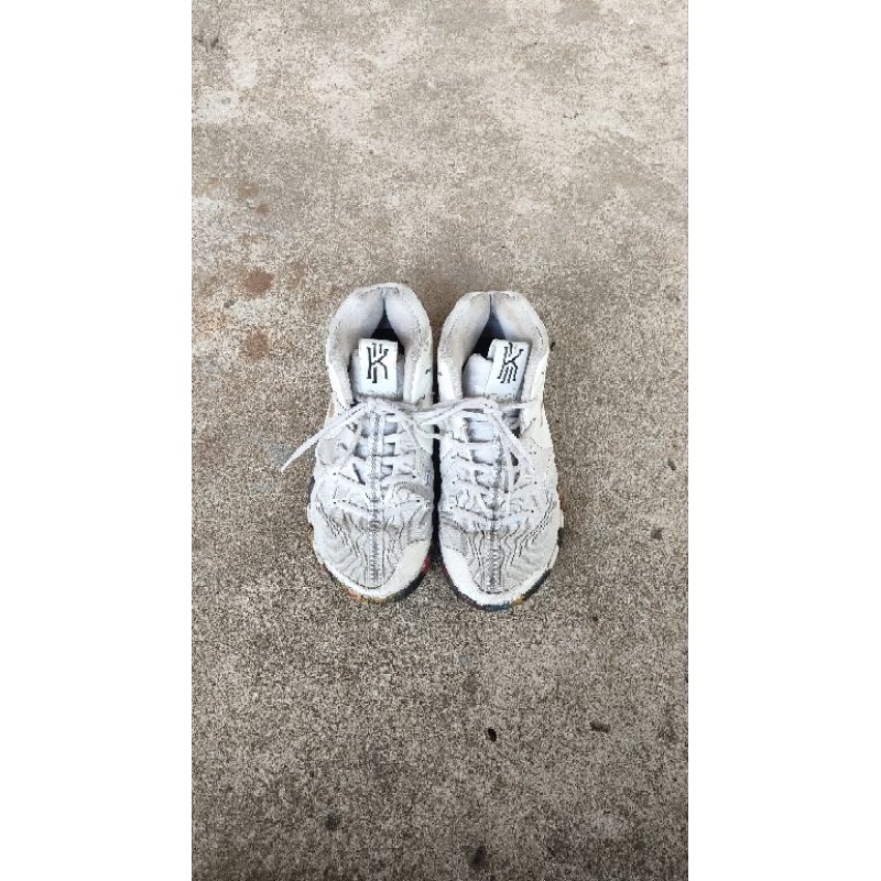 Sepatu Basket Kyrie 4 NCAA Tournament