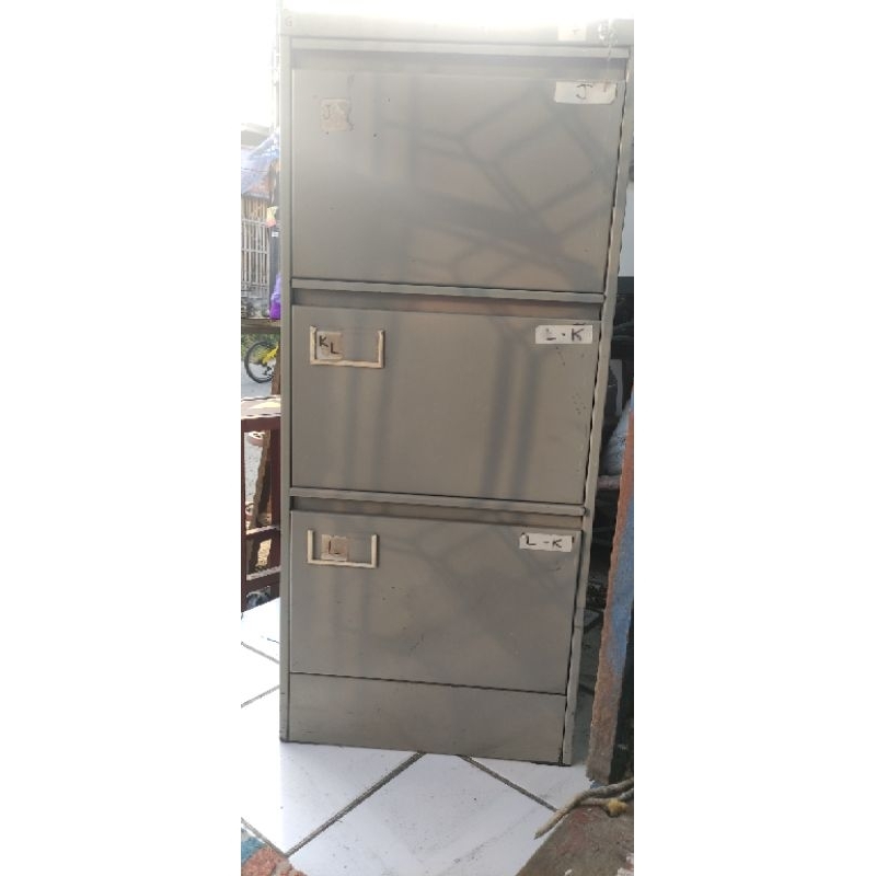 LEMARI BESI 3 PINTU KONDISI BAGUS