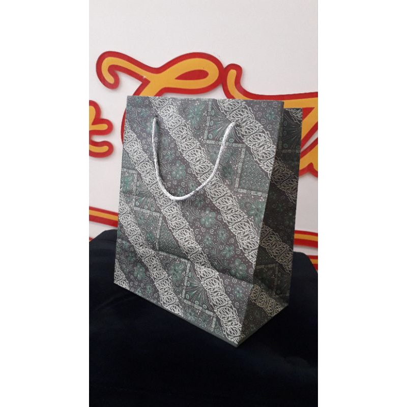 

paperbag kertas motif batik hijau uk 18 × 12 t23