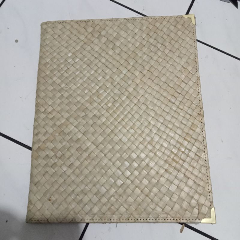 

buku menu dari daun pandan tanpa logo ready siap kirim