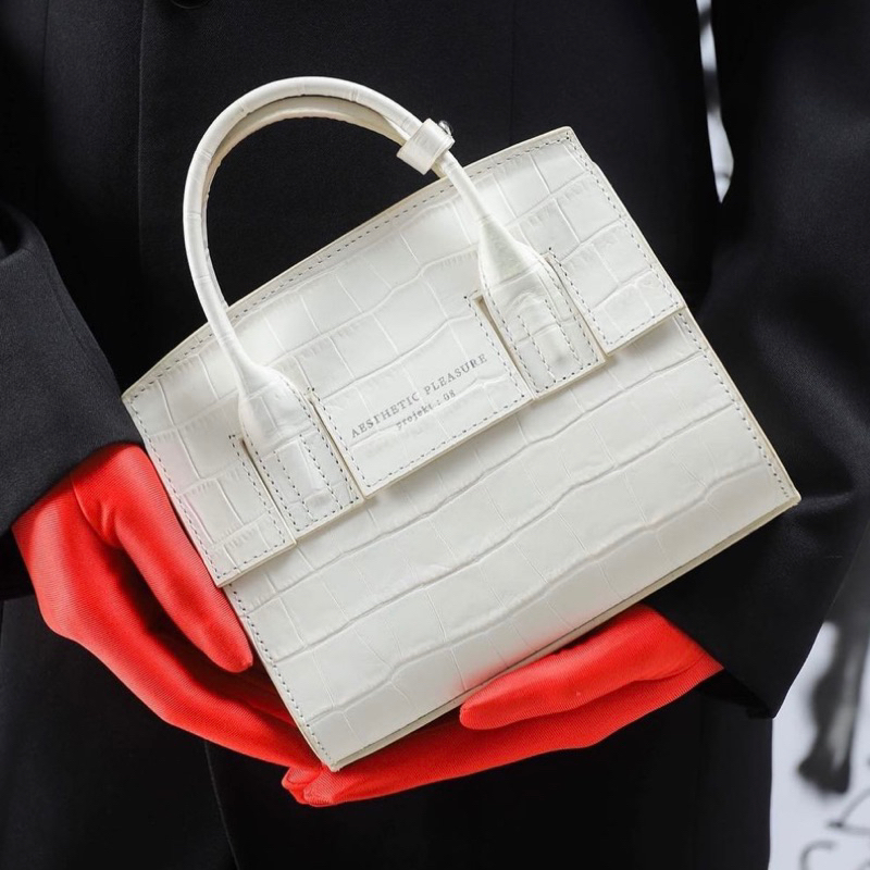 [Preloved] Aesthetic Pleasure Micro Isolation Croco White (Genuine Leather)