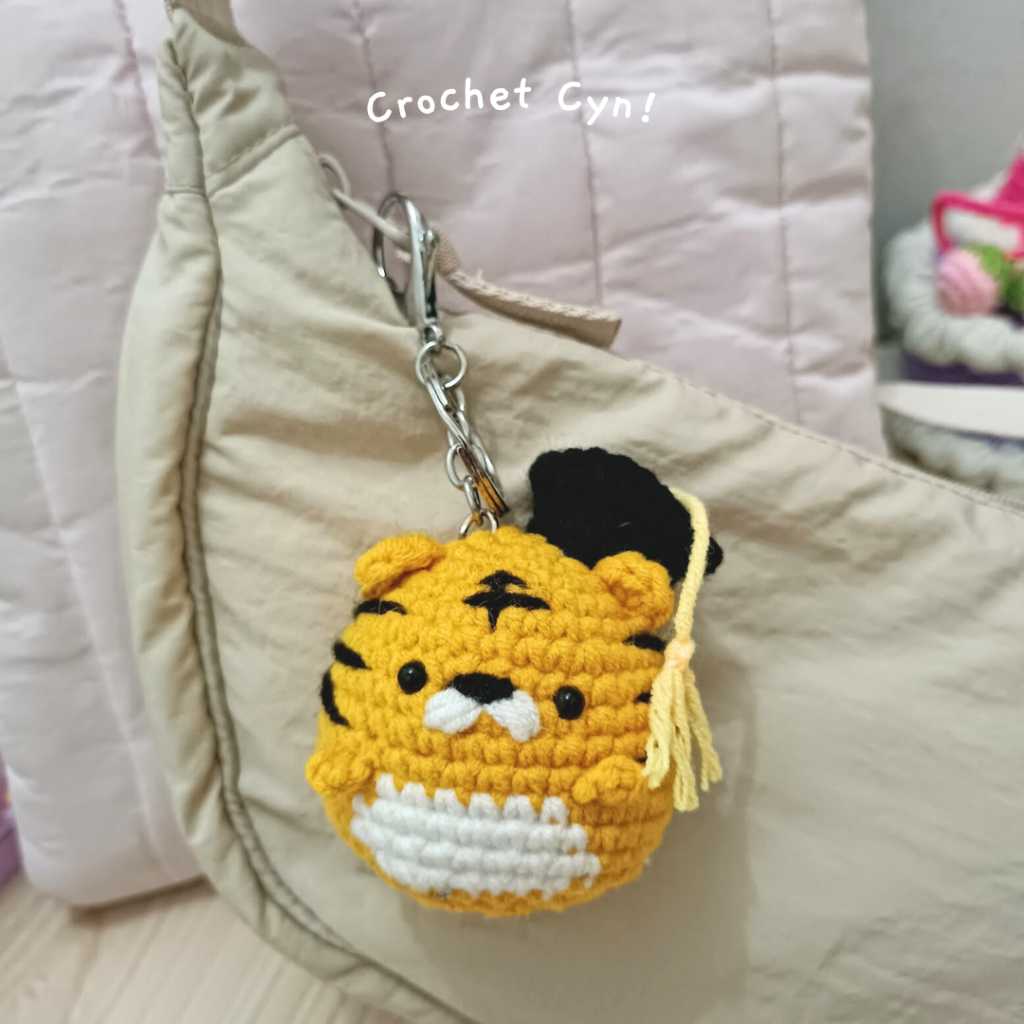 tiger crochet keychain include graduation hat | horangi crochet keychain
