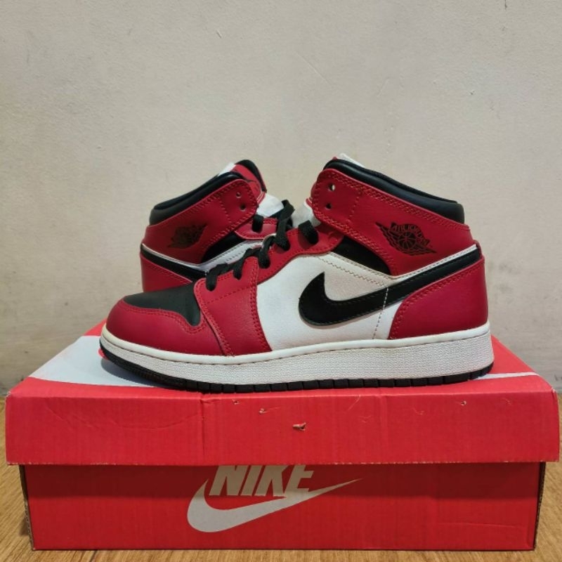 air jordan 1 mid Chicago black toe