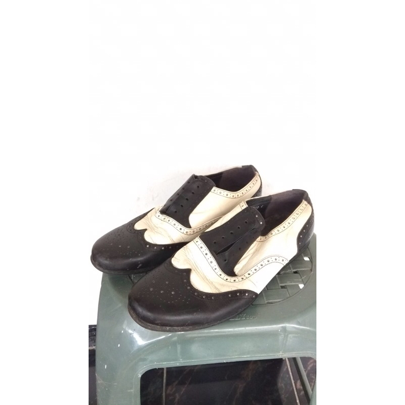Sepatu kulit classic wingtip