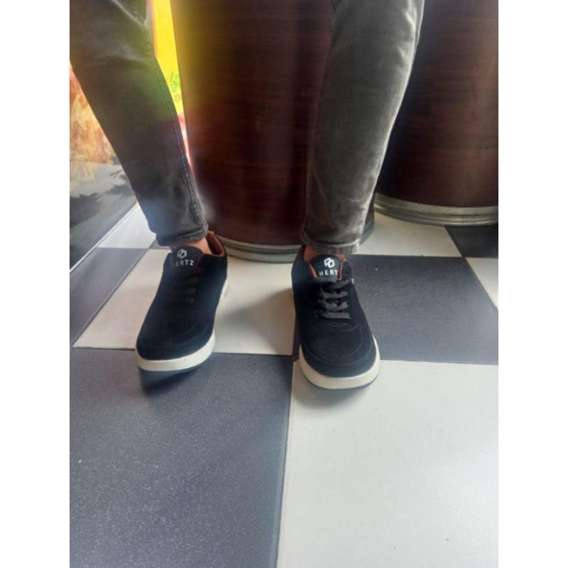 Sepatu Sneakers Pria Terbaru Sepatu Casual Kets sekolah Kuliah Warna Hitam