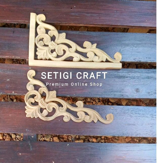 Tempel Sudut Medium Berukir