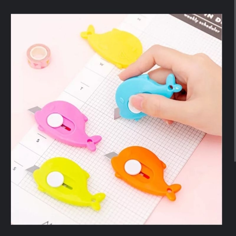 

Cutter Mini Dolphin Pisau Mini Dolphin Alat Pembuka Paket Unboxing