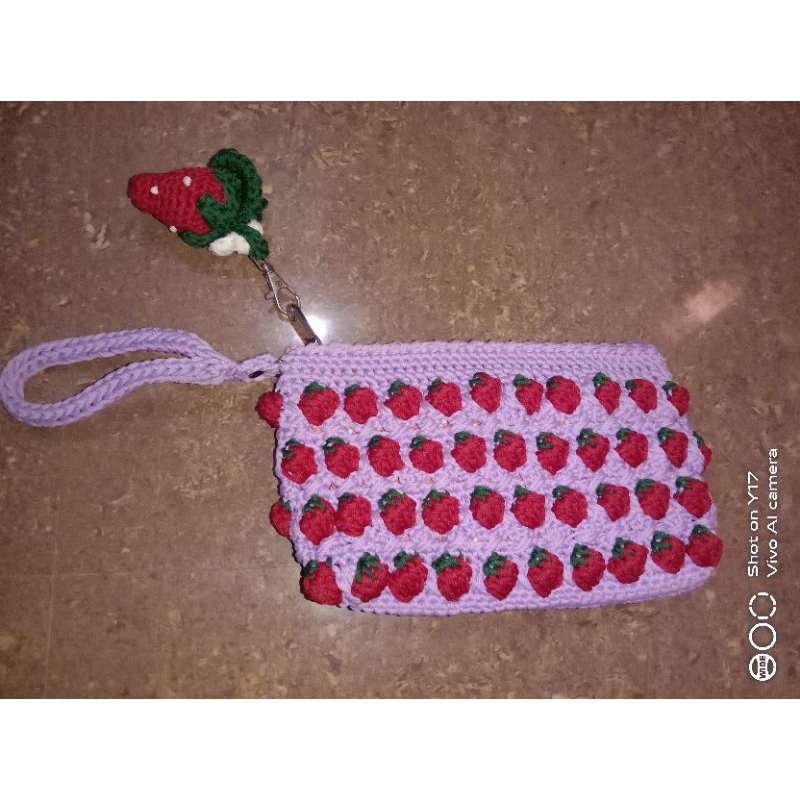 Dompet kosmetik / pouch rajut motif strawberry by rajutmerajut