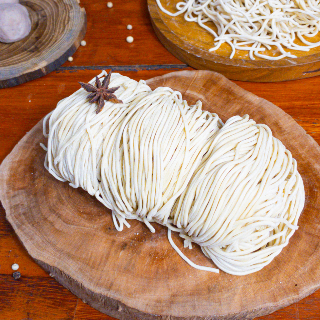 

MIE TELOR Mie Mentah Kemasan Vacuum 1Kg Halal Mie Produksi Nyidam Baso