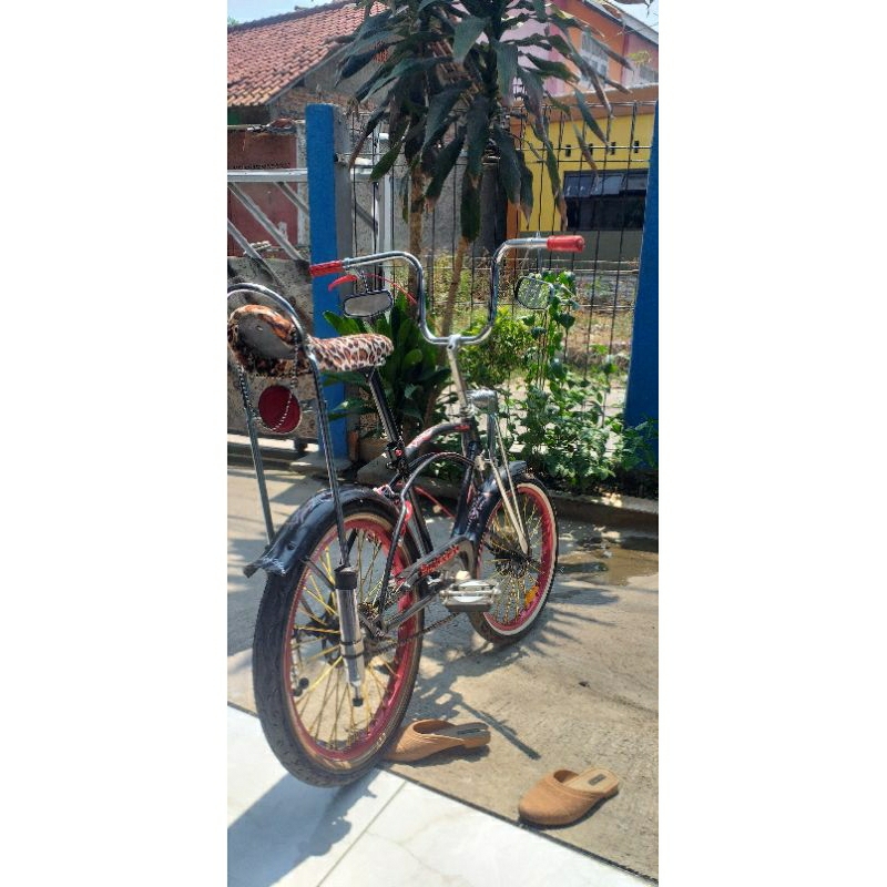 SEPEDA LOWRIDER SCHWINN RUDEBALL 1964