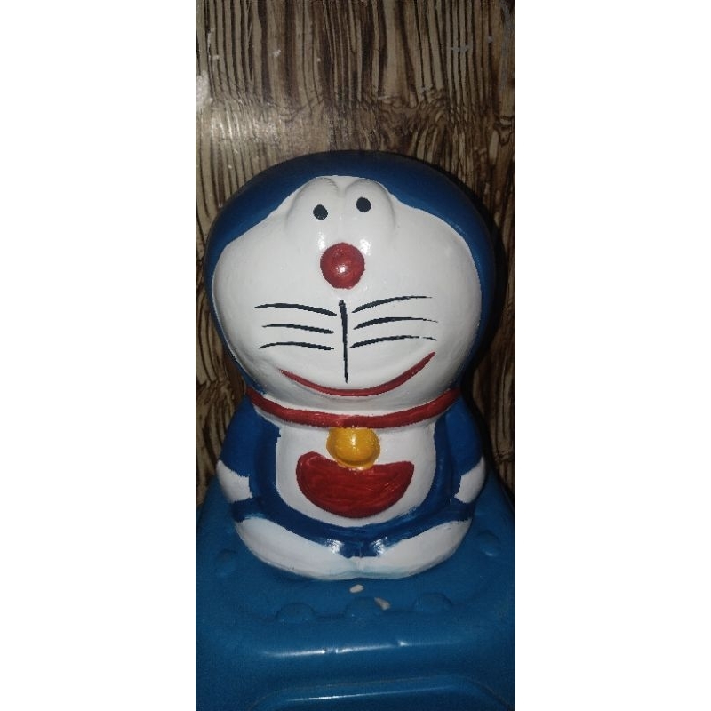 celengan tanah liat karakter Doraemon