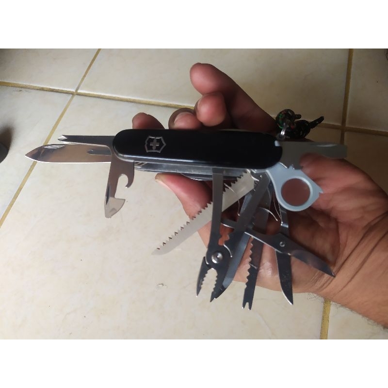 Victorinox Swiss Champ hitam