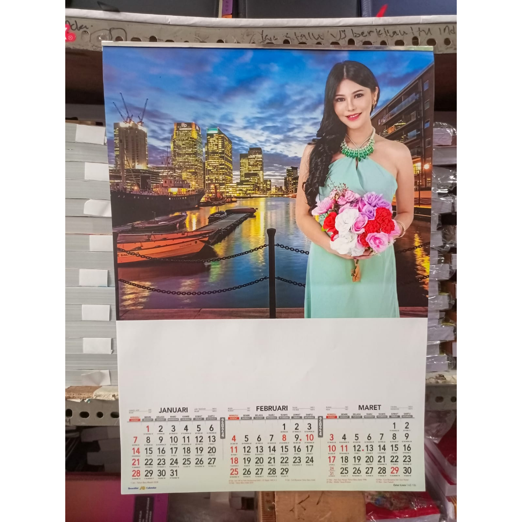 

KALENDER DINDING WALL KALENDER TRIWULAN TAHUN 2025 MOTIF ARTIS KEBAYA