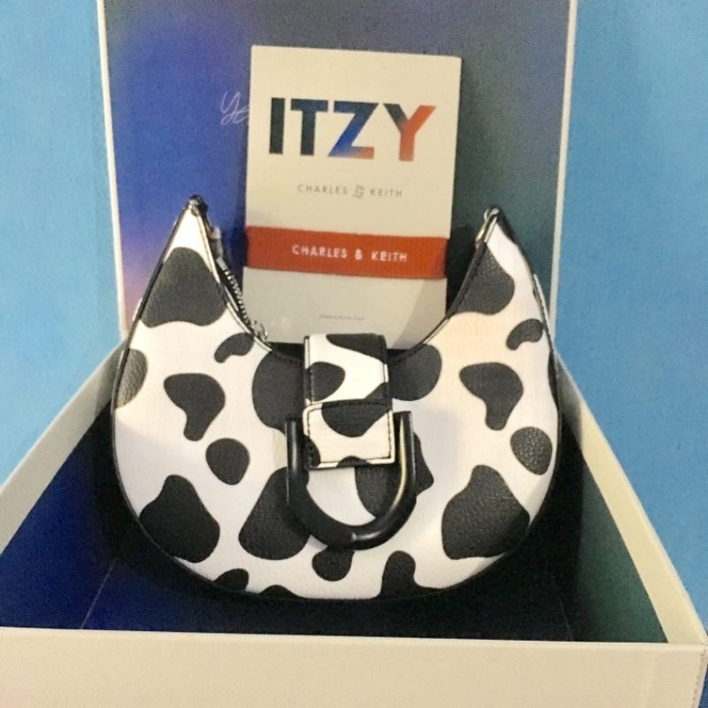 Charles & Keith X Itzy hobo bag original motif sapi
