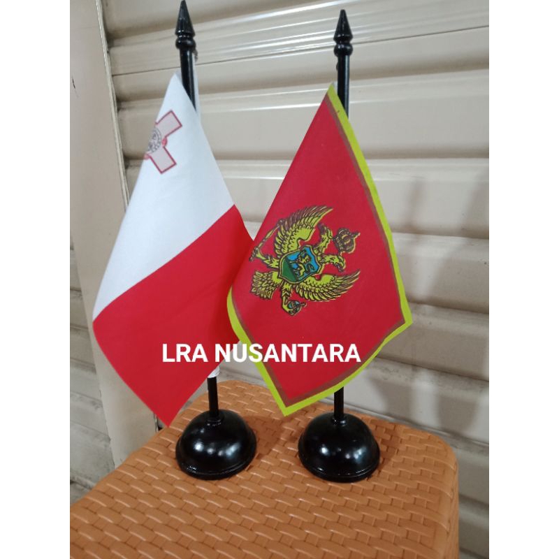 

Bendera negara+tiang kayu meja ready stock berkualitas