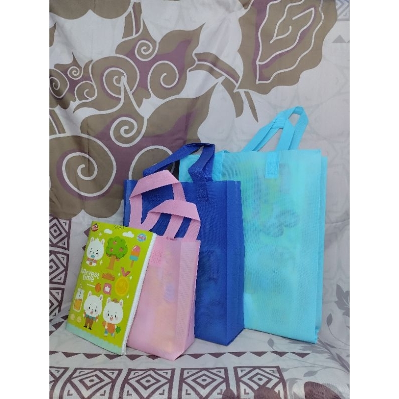 

(MINIMAL PEMBELIAN 15RIBU) Goodie Bag Tali lipat samping 20x25x8cm,25x35x8cm,30x40x10cm,38x45x10cm Tas spunbond - goodiebag oval - tas kain - tas oval - tas souvenir - tas ulang tahun