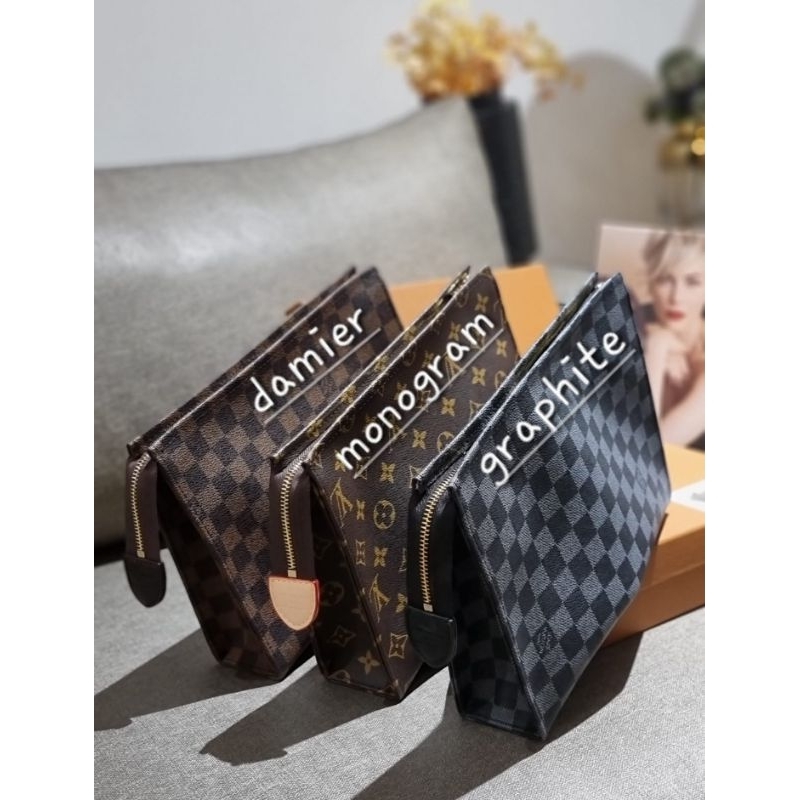 LV TOILETRY POUCH 26cm