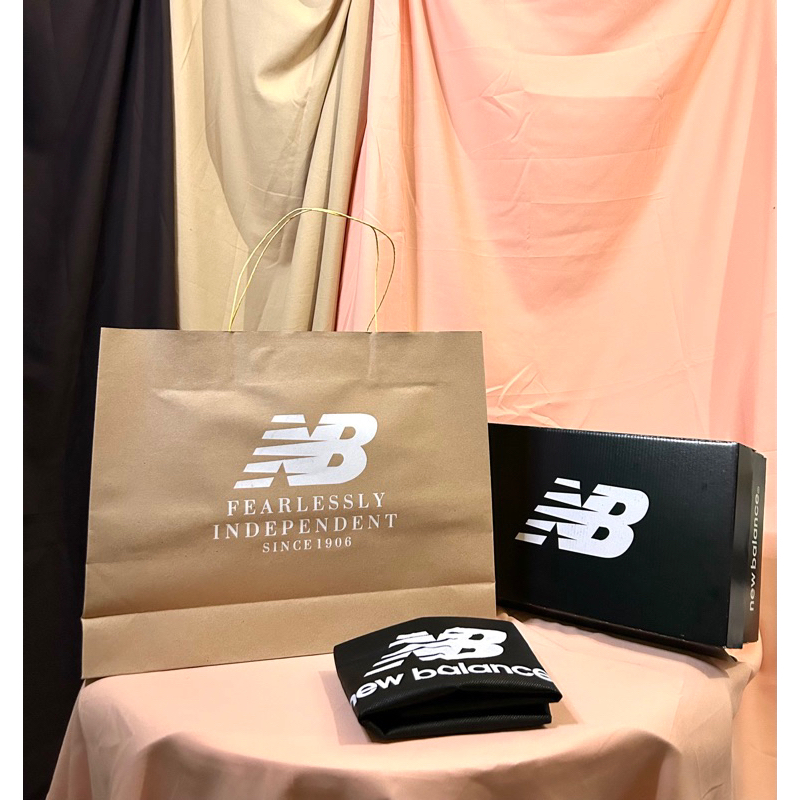

Paper Bag New Balance ( READY STOCK JKT ) Muat Box Sepatu Pembungkus Kado