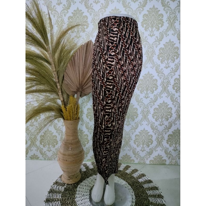 Rok plisket wiru motif parang Keris