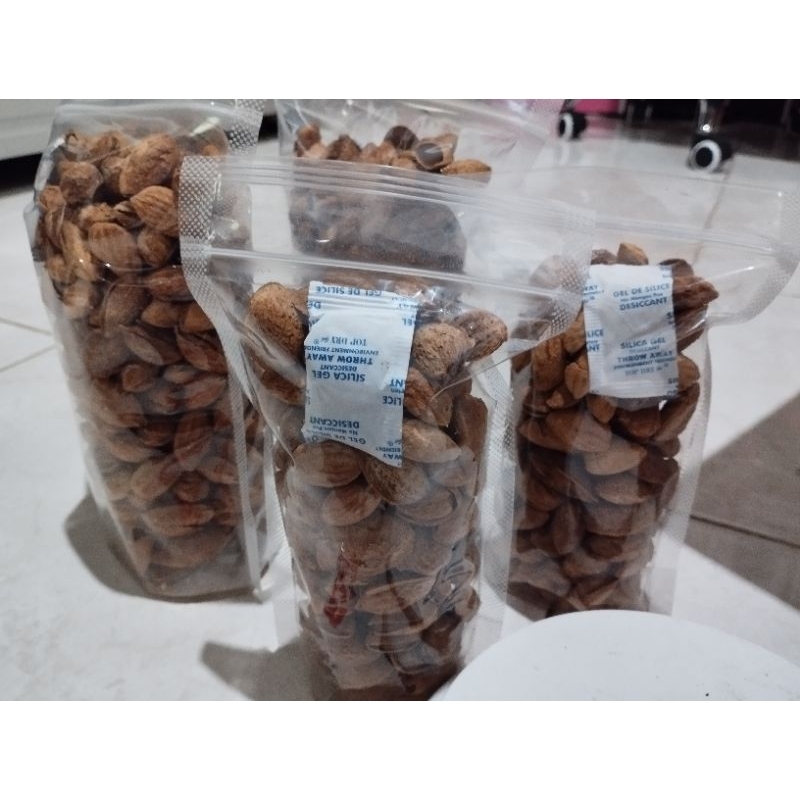 

kacang almond kulit