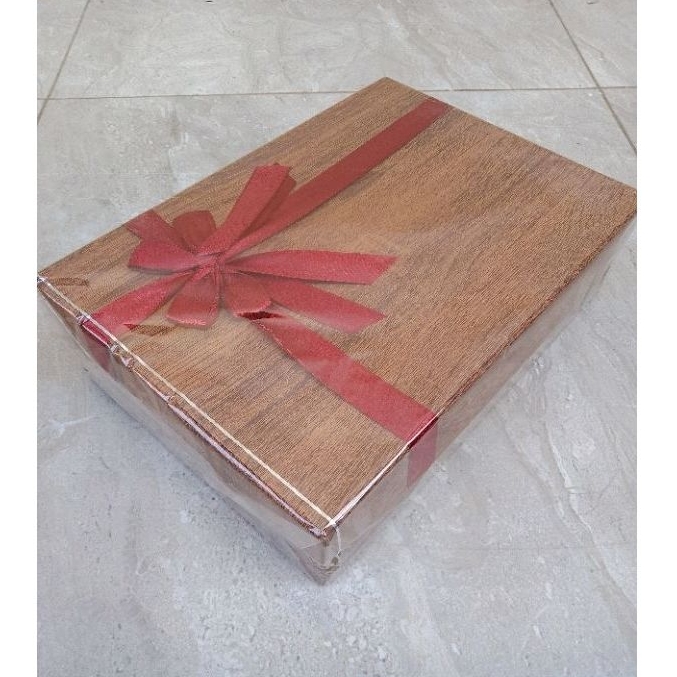 

BOX KADO/ KOTAK KADO/ GIFT BOX PREMIUM FREE PITA (27 × 18 × 8 )