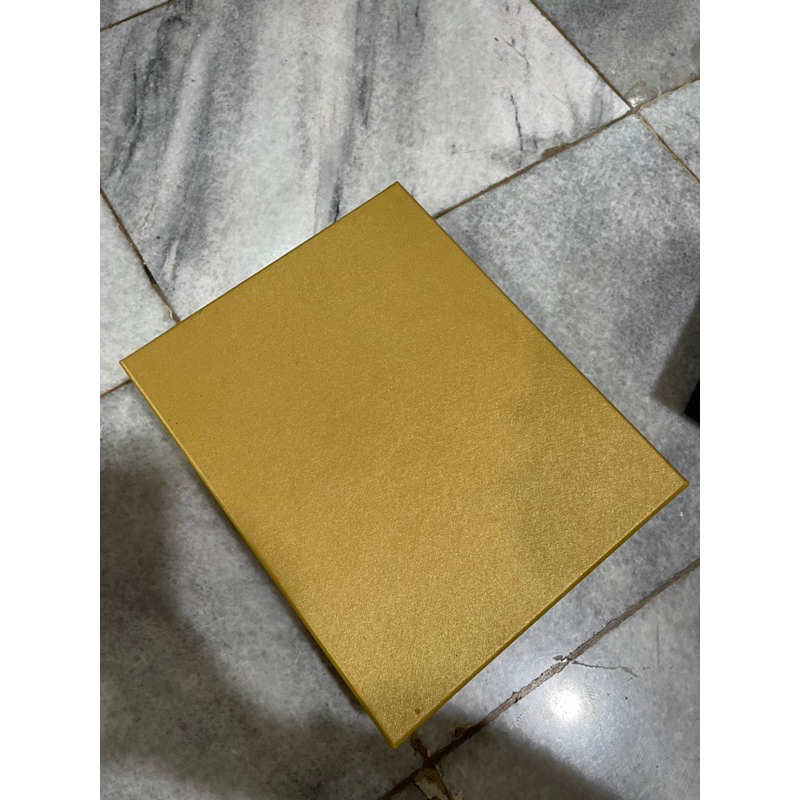 

Hard Box Kado/Hampers/kue Kuning Gold