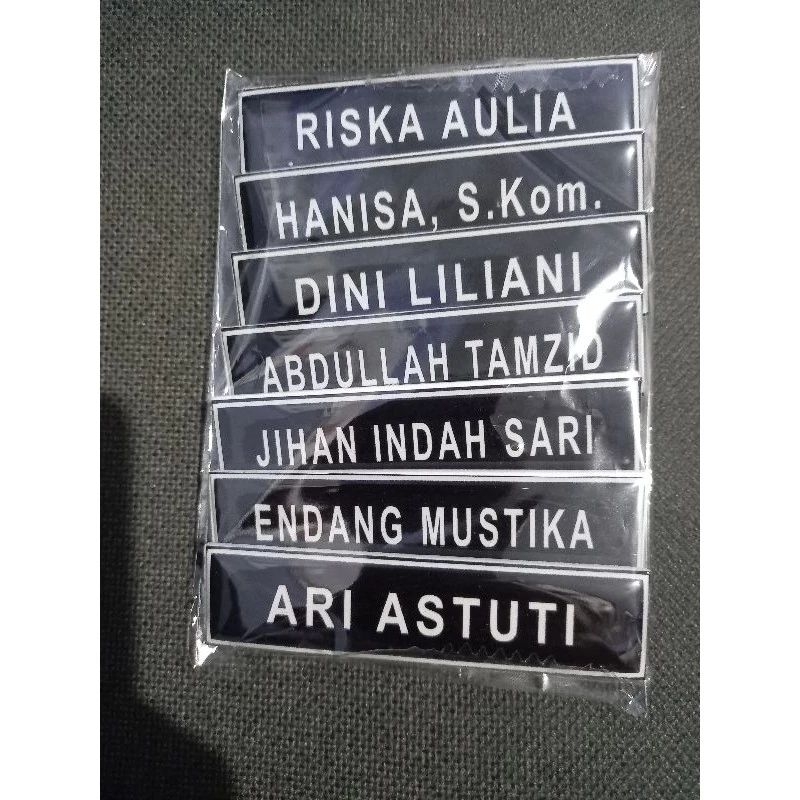 

name tag akrilik bisa request nama ,gelar ,maupun tambahan logo
