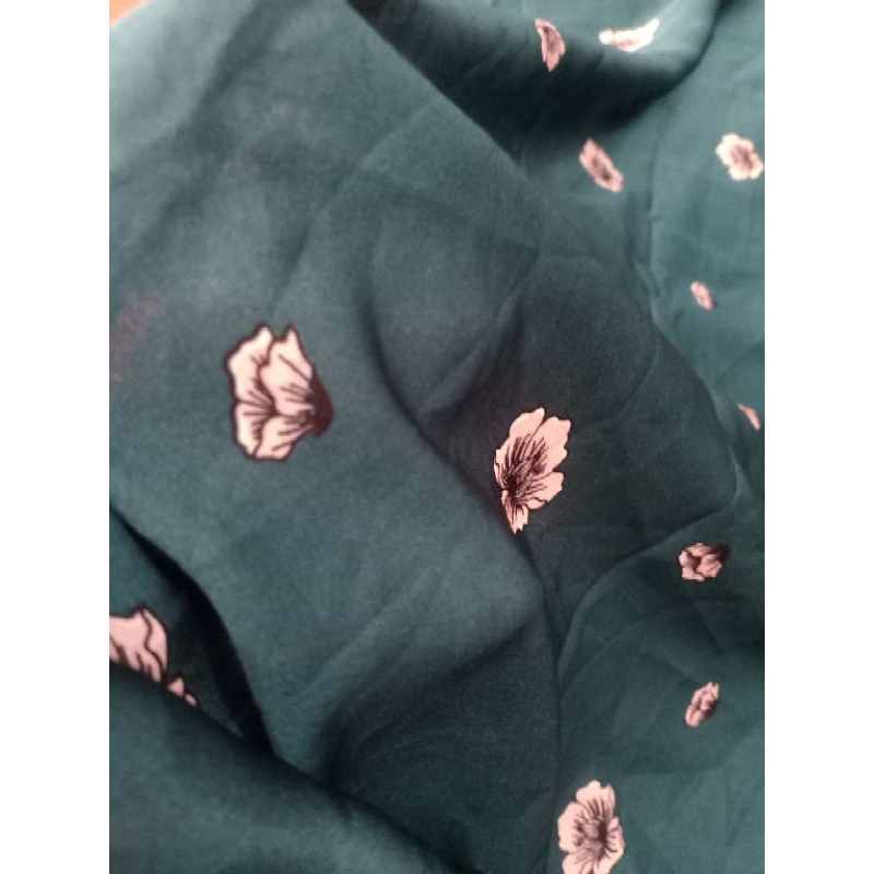 KAIN MULTI WOLFIS MOTIF BUNGA DASAR HIJAU BOTOL (REQ PANJANG 50 CM = Rp 14.000)