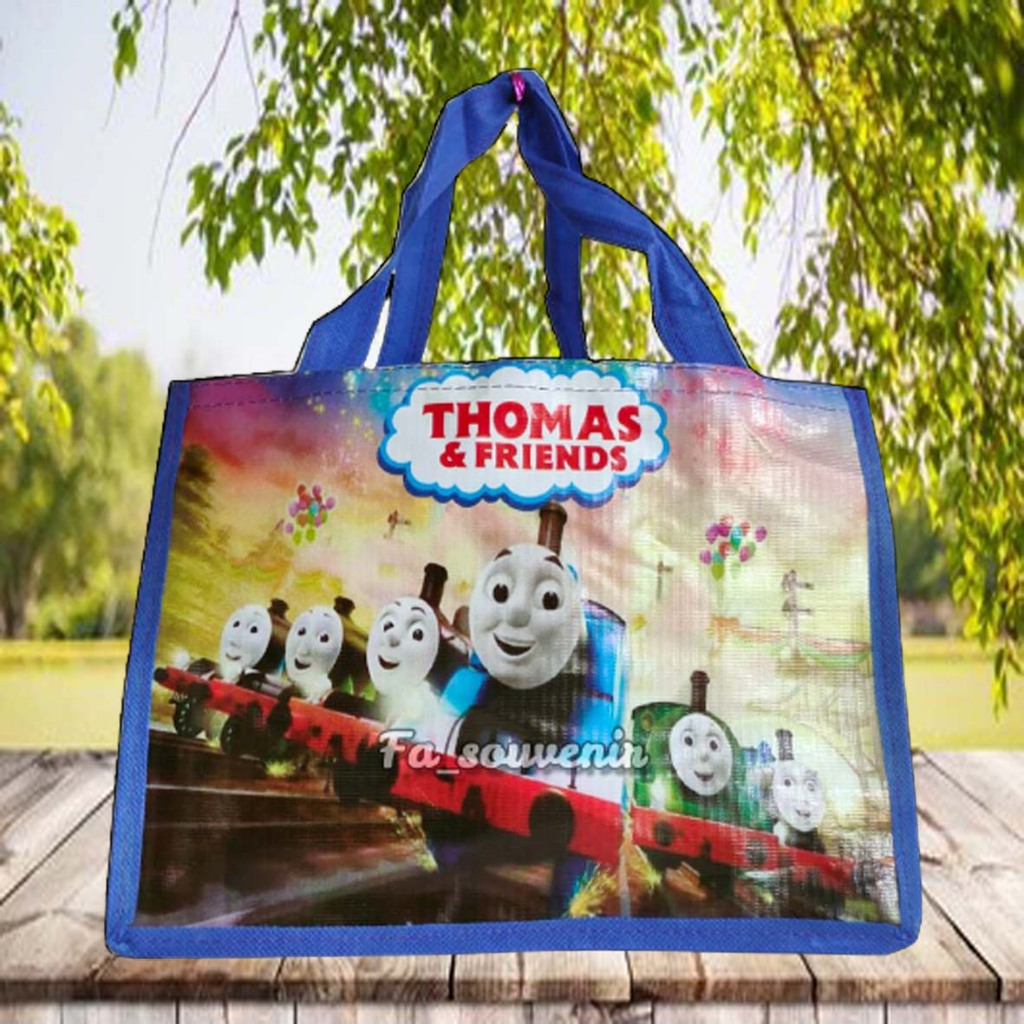 

Tas Souvenir Ulang Tahun Thomas Ready Stock dan Custom Nama Foto Bisa COD, Muat Box KFC dan Bento