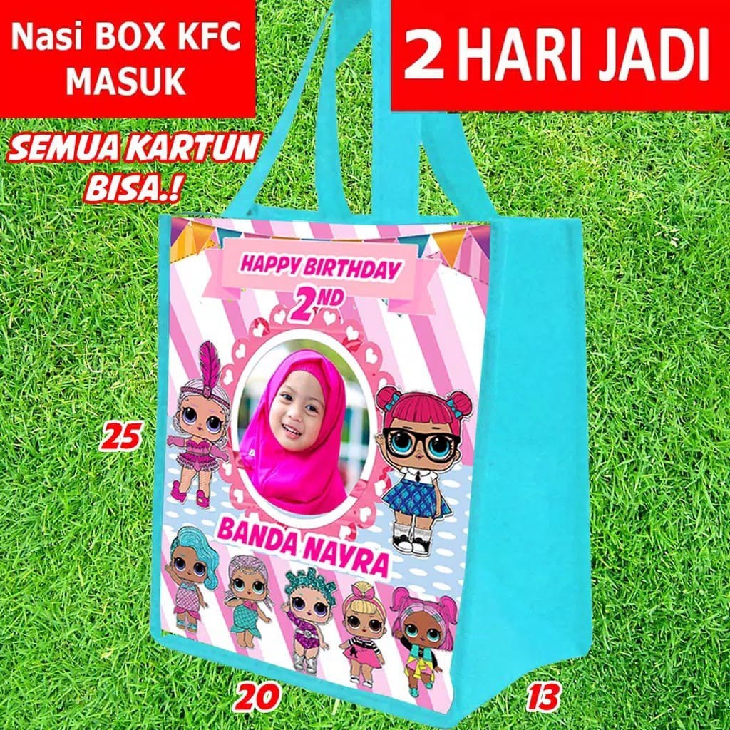 

Tas Ultah Anak Custom ( TEMA GAMBAR BEBAS, FOTO NAMA ANAK ) MIN 20 PCS souvenir ulang tahun anak, Muat Box KFC Dan Bento, Bisa COD