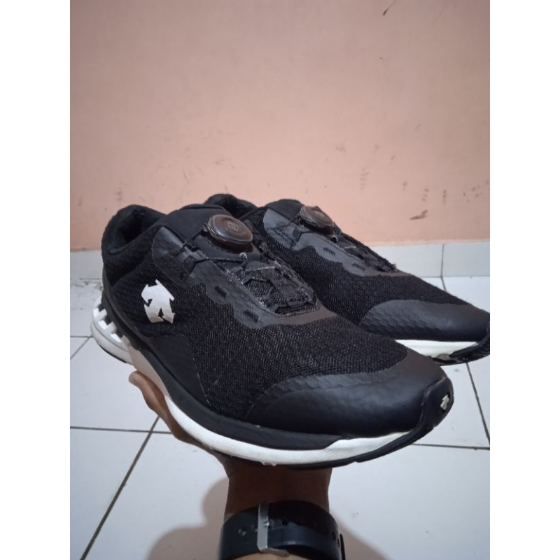 Sepatu running Descente