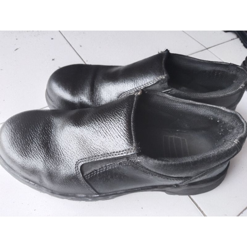 sepatu safety second