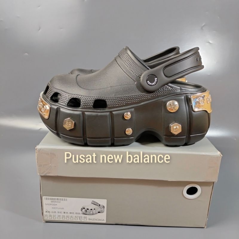 SANDAL CROCS X BALENCIAGA/CROCS X BALENCIAGA/SEPATU SANDAL UNISEX