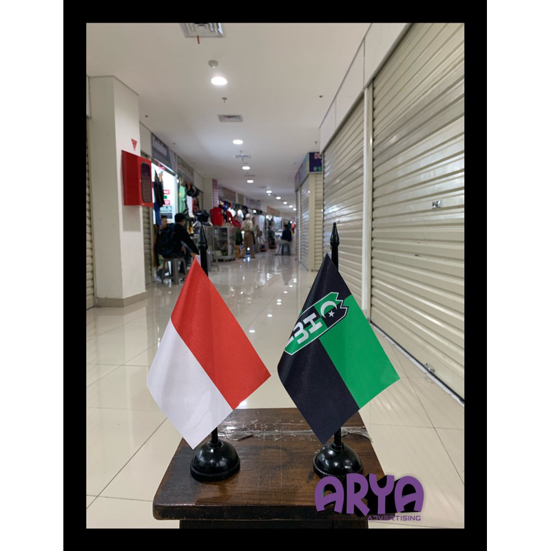 Tiang kayu meja dan satu set bendera HMI+INDONESIA
