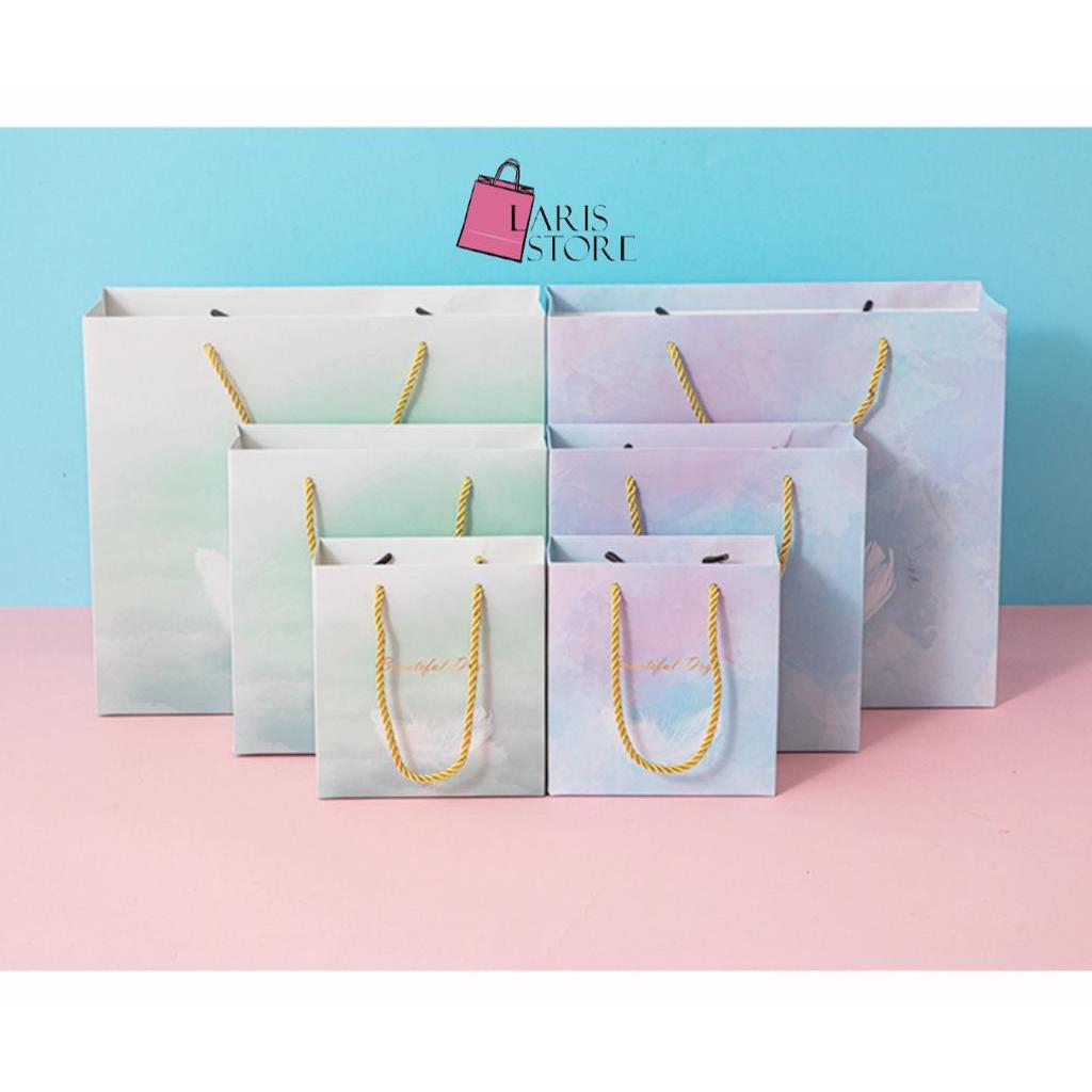 

PAPERBAG BAHAN TEBAL IMPOR 2 TONE / KANTONG HADIAH MOTIF DREAMY / KANTONG HAMPERS