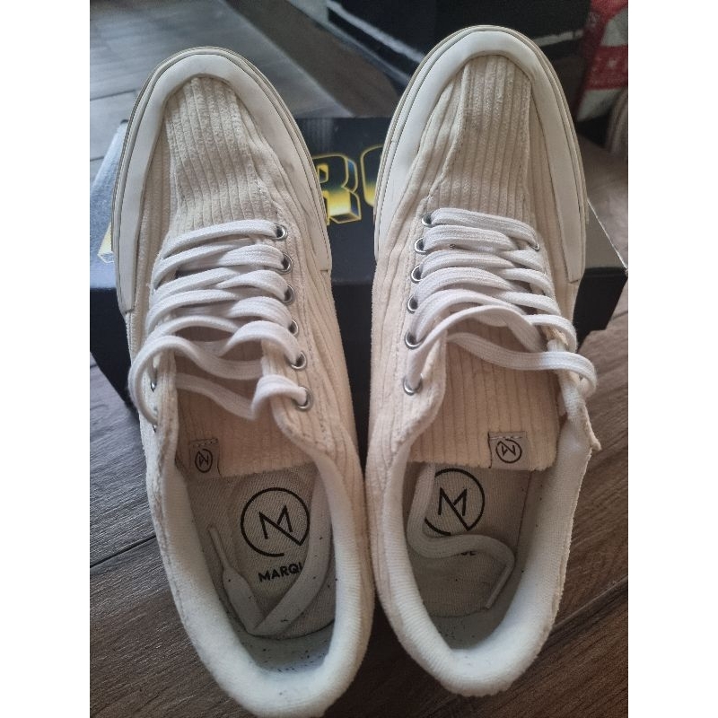 Preloved Marque Tova Broken White Corduroy Sepatu Nostalgia Size 43