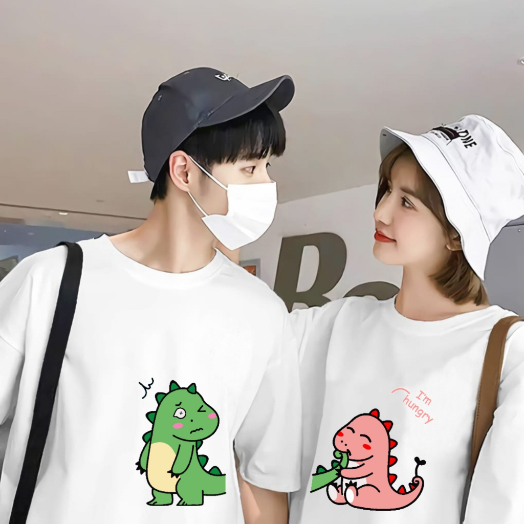 Baju Couple pasangan Dino PINK HIJAU Kaos Couple Pasangan Bahan Katun Premium Pria Wanita Baju Kapelan Cewek Cowok Harga Murah Dan Keren Baju Oblong Couple Laki Laki Perempuan Terbaru Kekinian Tahun Ini Bisa Cod