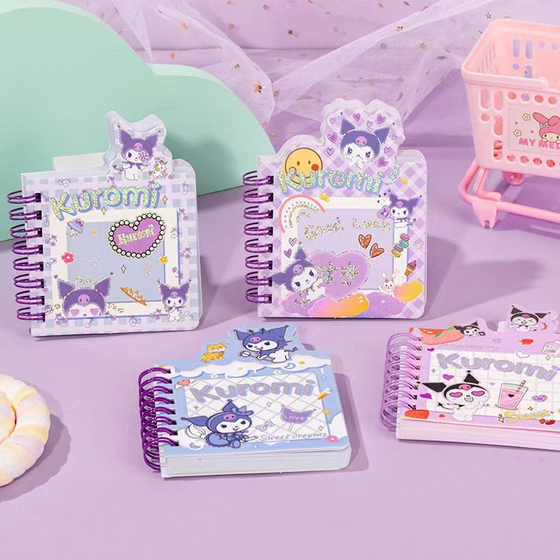 

LUCKY CAT - NOTEBOOK A7 MINI BINDER GLITTER SANRIO | BUKU DIARY MINI | MINI BINDER PORTABLE | NOTE BOOK | NOTES LUCU | MINI NOTEBOOK | MEMO | BUKU CATATAN KECIL SANRIO | BUKU MINI MOTIF KARAKTER | MINI BOOK WARNA WARNI | KUROMI | CINAMOROL | MELODY LUCU