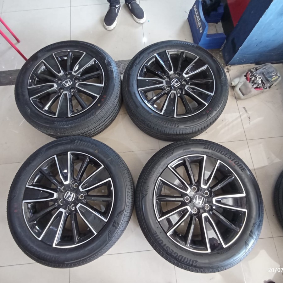 velg bekas mobil honda wrv r17 pcd 5x114 dan ban bridgestone 215 55 17 thn 2022