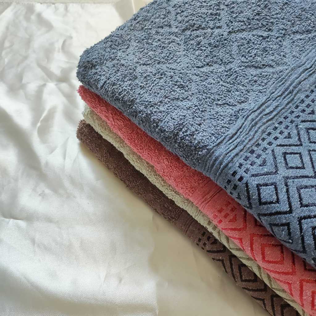 Handuk Mandi Dewasa Motif Kotak Kecil Bahan Katun Ukuran 70x140