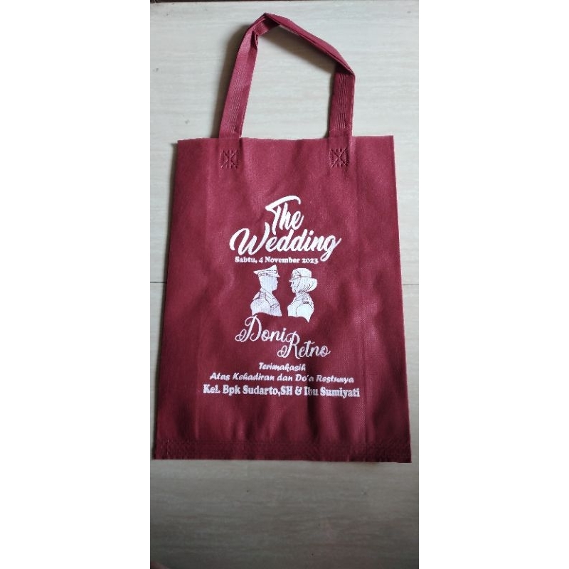 

Tas Goodie Bag Sablon 25x35 Lebar samping i