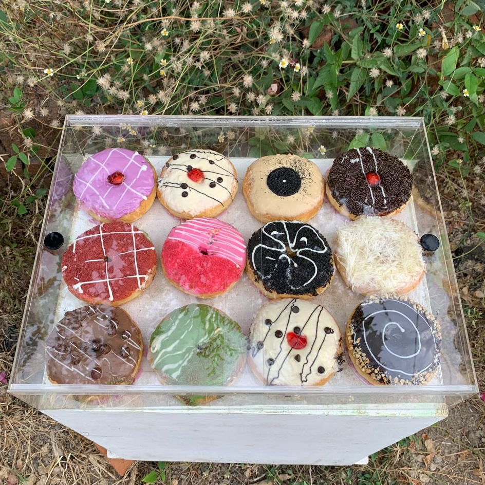 box donat akrilik / display donat akrilik / tempat donat / rak donat / display donuts