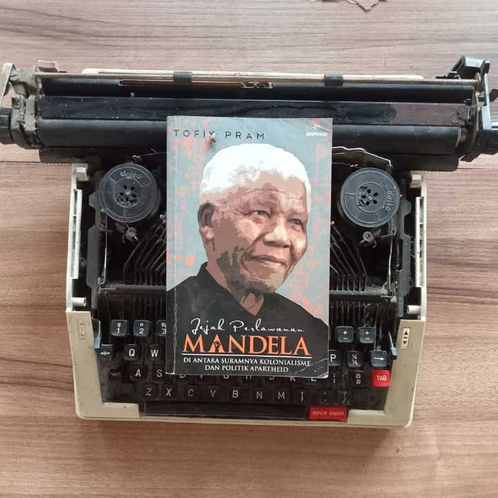 Jejak Perlawanan Mandela: Di Antara Suramnua Kolonialisme dan Politik Apartheid | Tofik Pram | Edelw