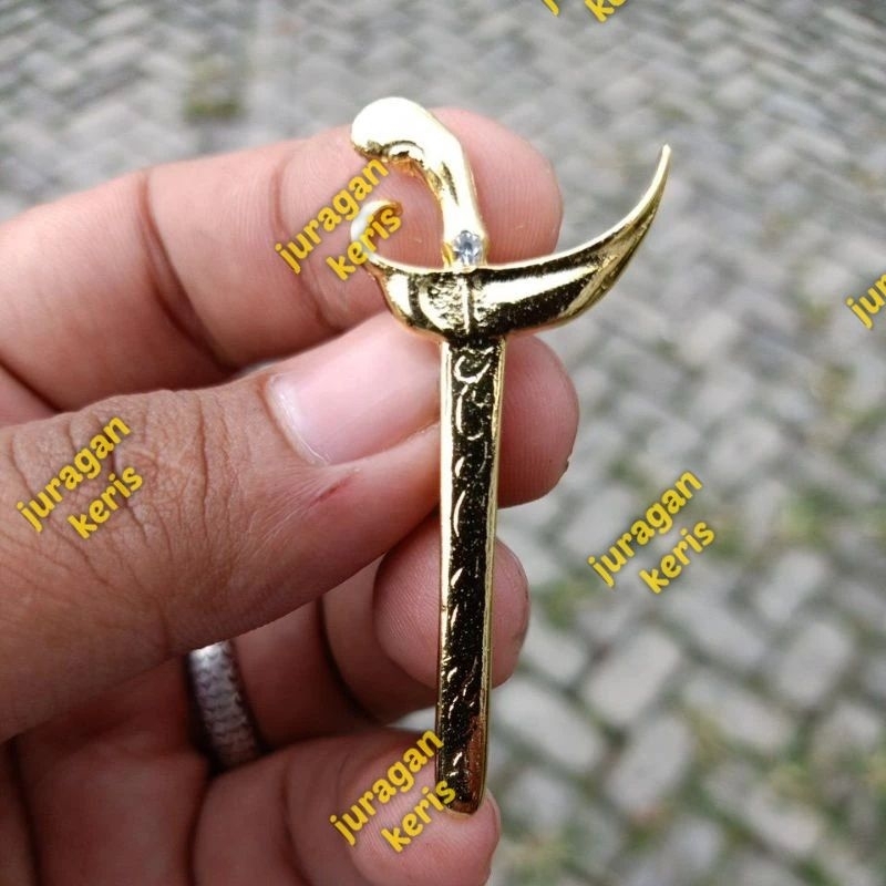 Bros Bentuk keris Kuningan Sepuh emas