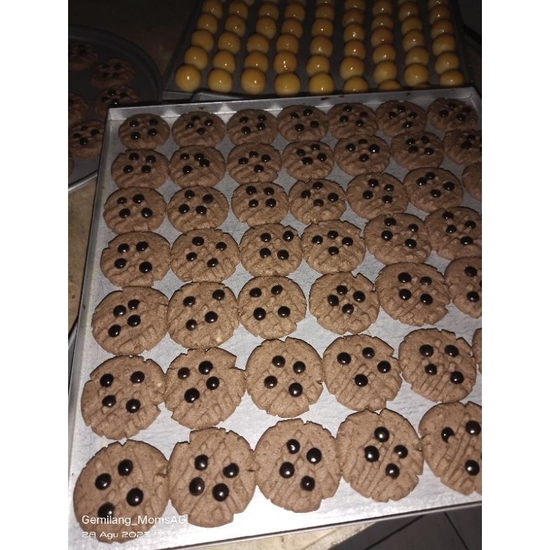 

COOKIES COKLAT BELI 2 GRATIS 1 POUCH KUE KACANG