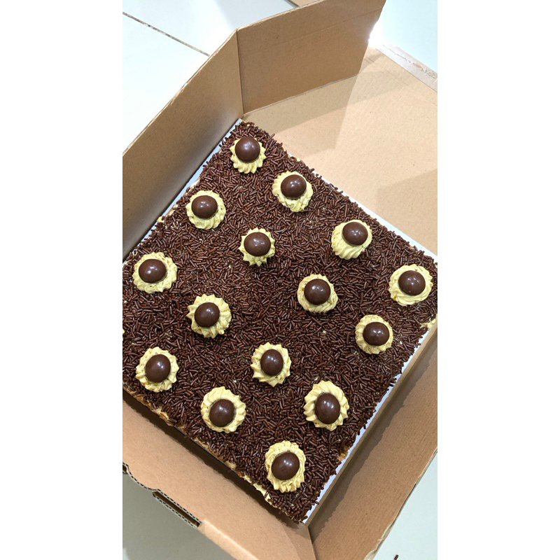 

Mocca Jadoel Cake - uk 20x20 ( 16 potong)